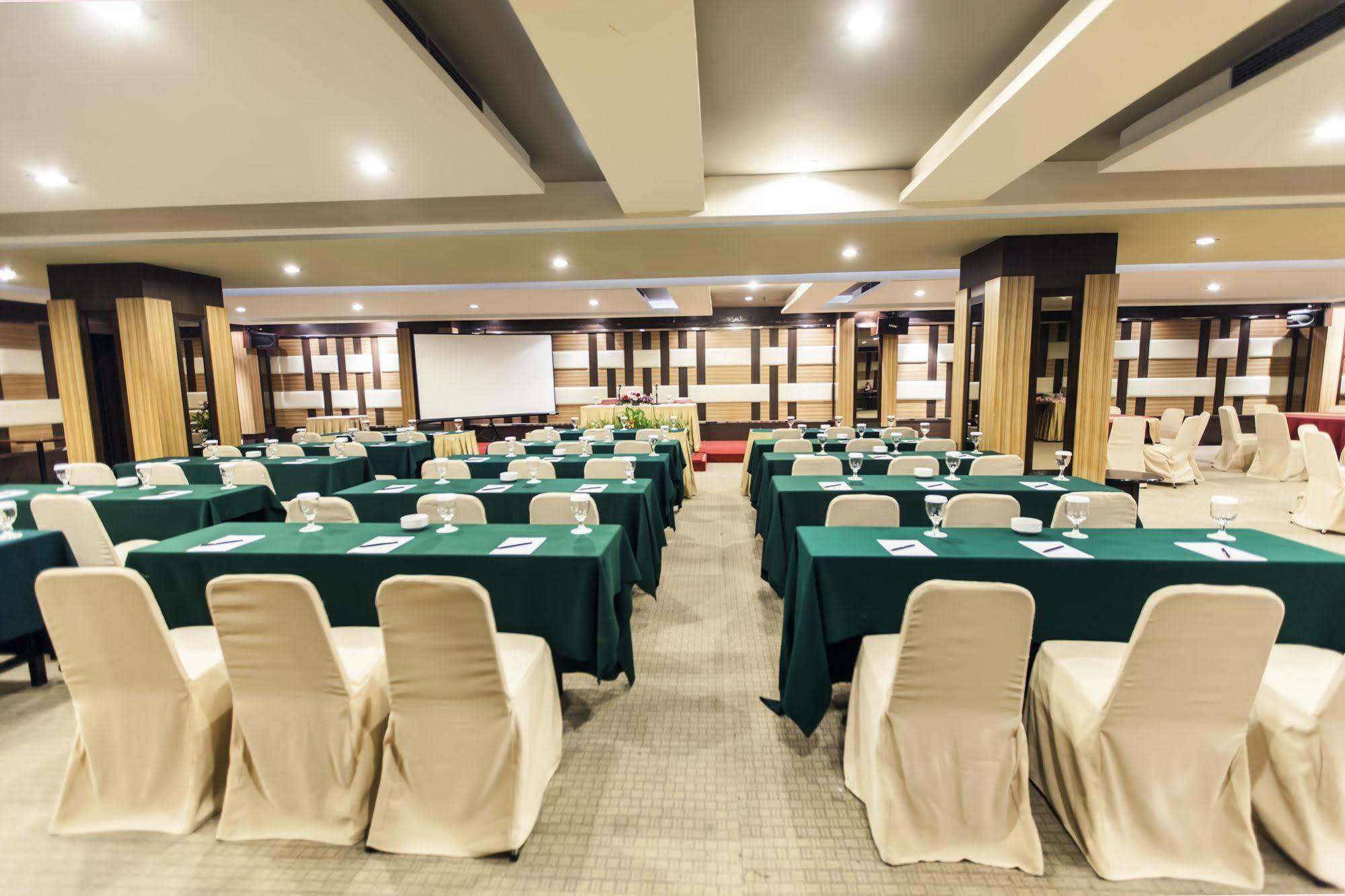 Hotel Orchardz Jayakarta Exterior foto